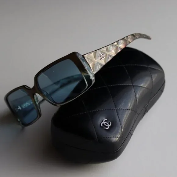 Chanel oversized navy blue square sunglasses with mirrored lenses & quilted case Chanel Sunglasses ch5531A 1790/K4 Dark Blue Gold Jewel Tweed  main image 4